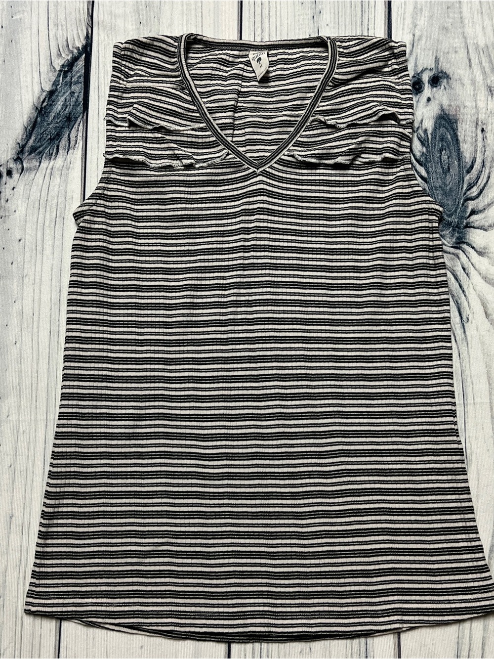 kate quinn Sleeveless V-Neck Ruffle Top Size M